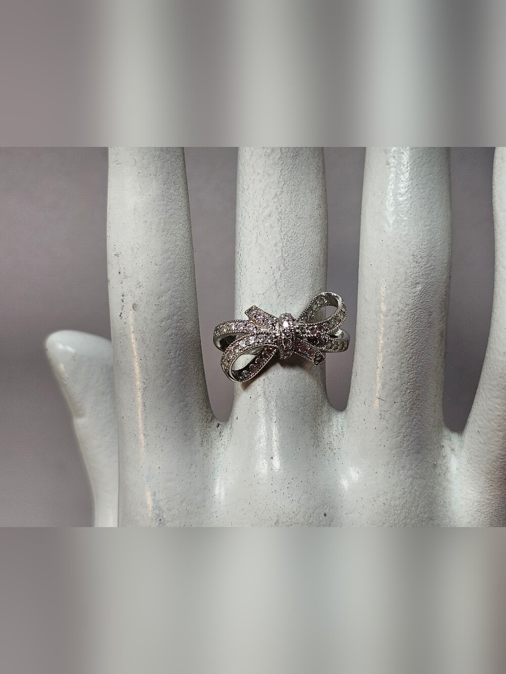 STUNNING 14k white Gold Bow Ring